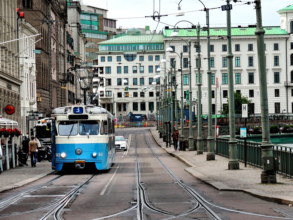 En blå-vit spårvagn åker i Göteborg