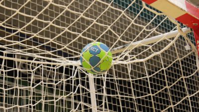 En handboll i nätmaskorna på handbollsmålet.