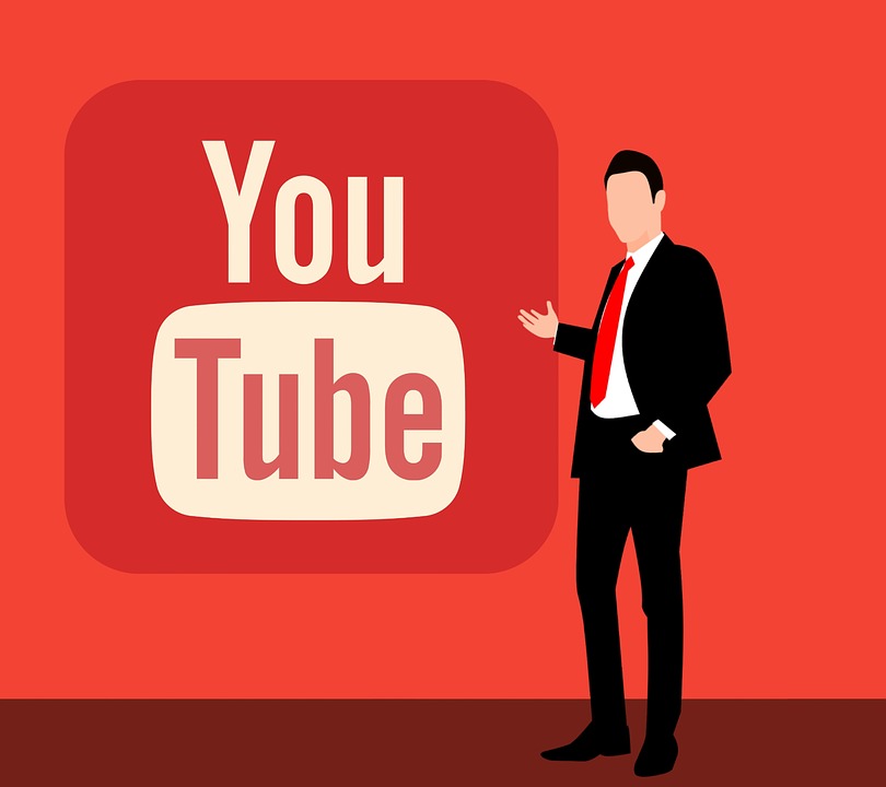 En tecknad man i svart kavaj och röd slips står framför Youtubes röda logga