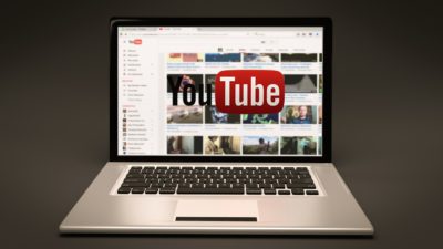 En dator med Youtubes logga på.