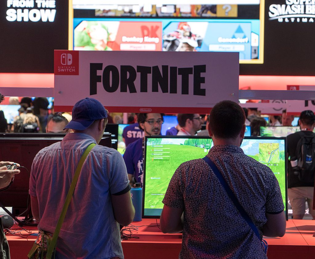 Människor spelar fortnite