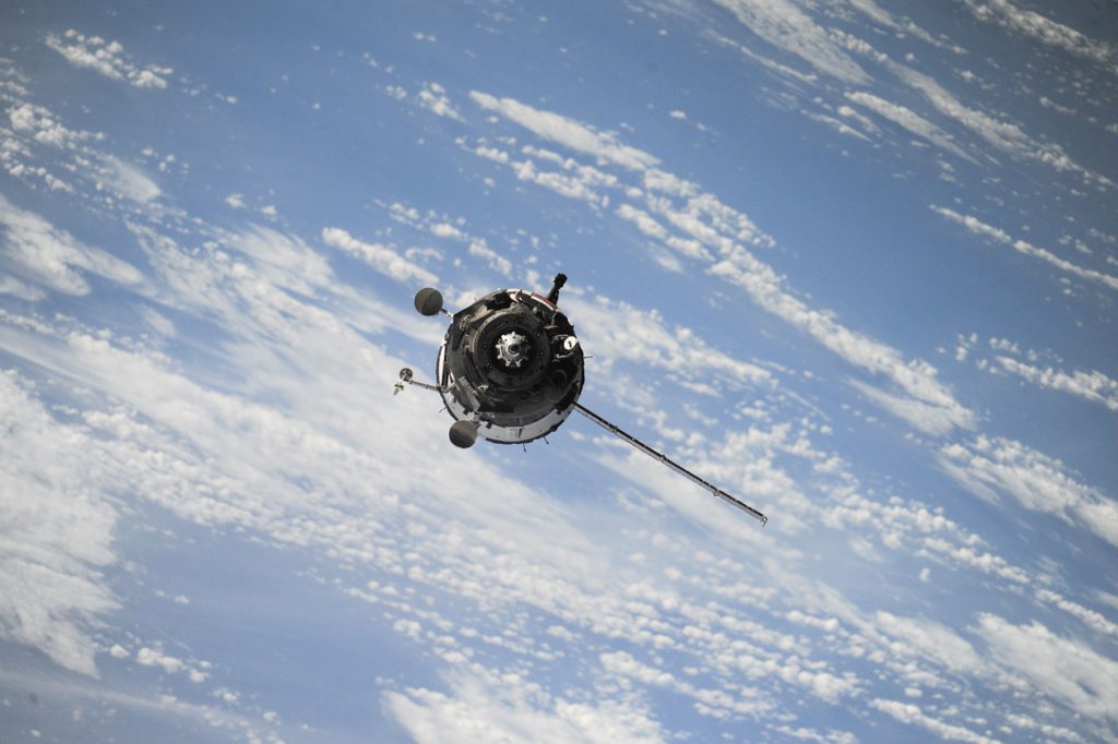 En satellit som är högt ovanför jorden.
