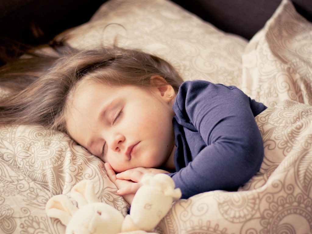 Ett barn som sover