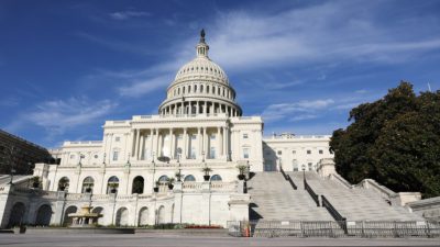 Capitol Hill i USA. Ett stort vitt hus med en kupol och trappor som leder upp.