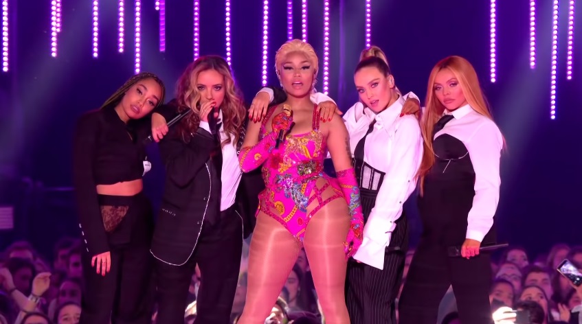 Nicki Minaj tillsammans med andra personer under VMA