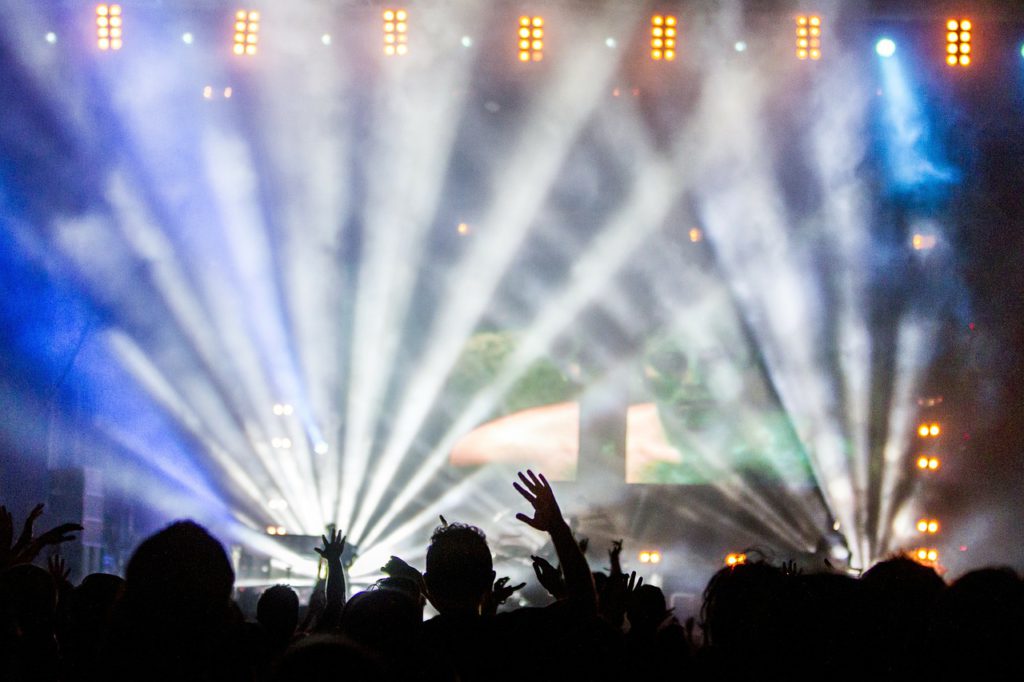 En konsert med en scen bakom ett stort publikhav