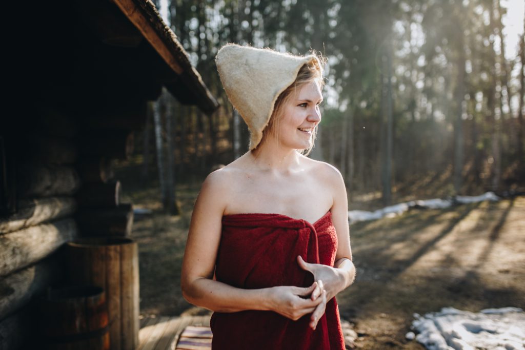 En vinterbadare utomhus i handduk.
