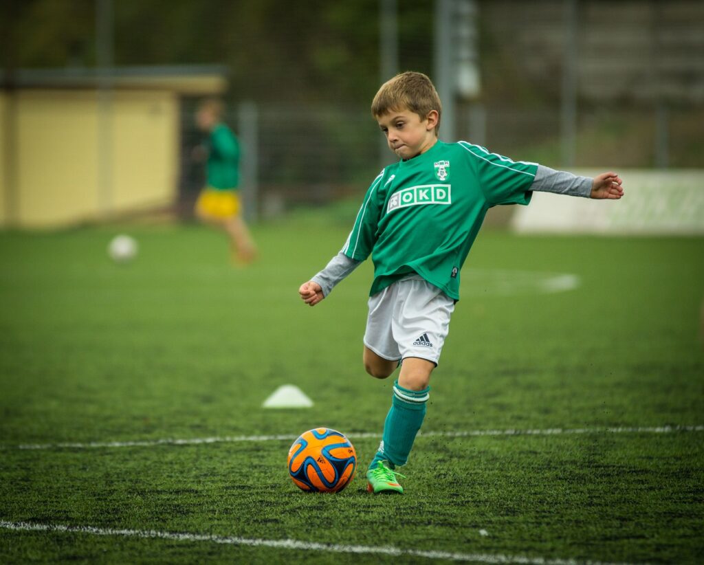 Barn som spelar fotboll