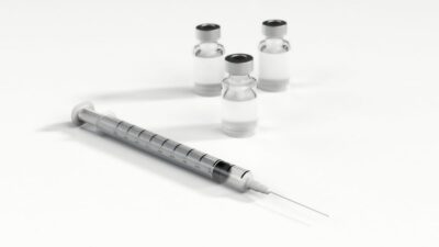 En spruta med vaccin