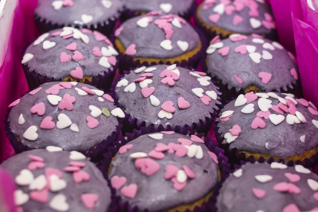 Bild på lila cupcakes med strösselhjärtan.