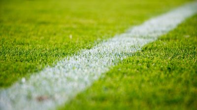 Närbild på en linje på en fotbollsplan