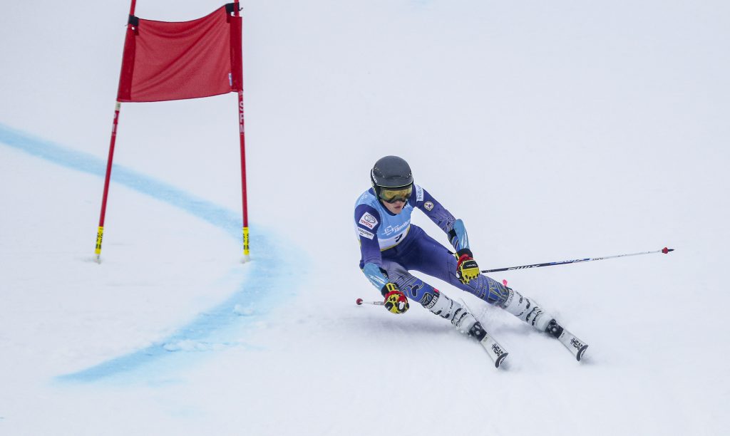 Bild på Ebba Årsjö när hon åker slalom ner för en backe.