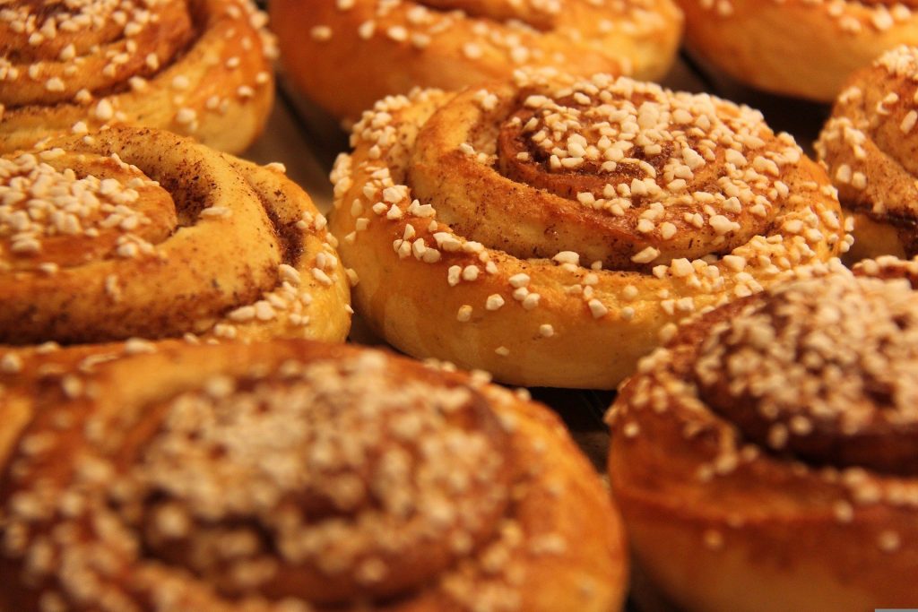 En bild på flera kanelbullar.