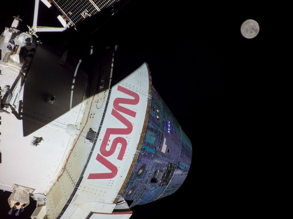 Rymdkapsel Orion vid månen